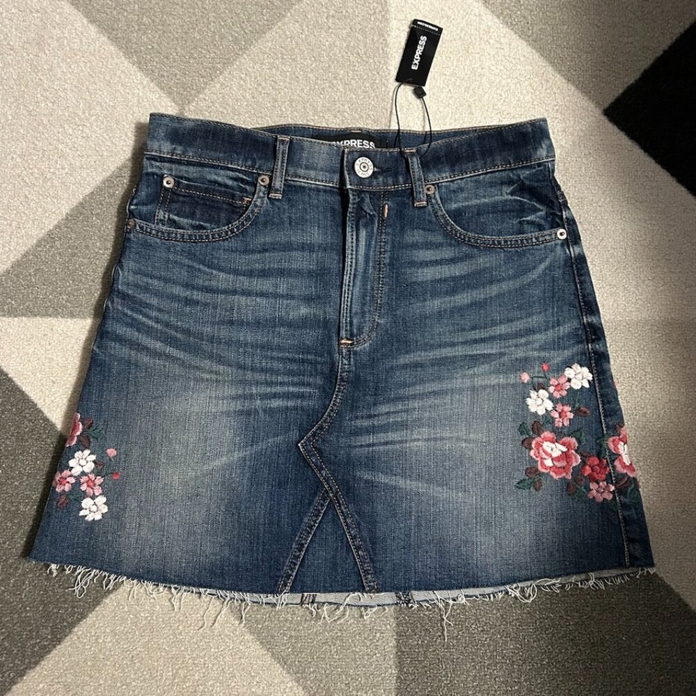 NWT Express Floral Embroidered Raw Hem Jean Mini Skirt Women's Size‎ 6